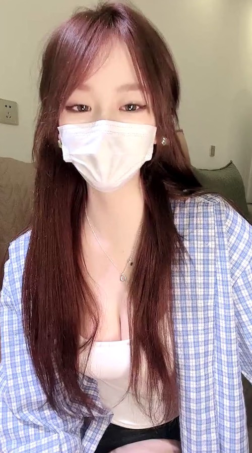 脸蛋眼眸非常气质的极品少女 跳蛋塞在小穴酥麻不断 全身软嫩软嫩粉粉的 自慰呻吟令人欲罢不能