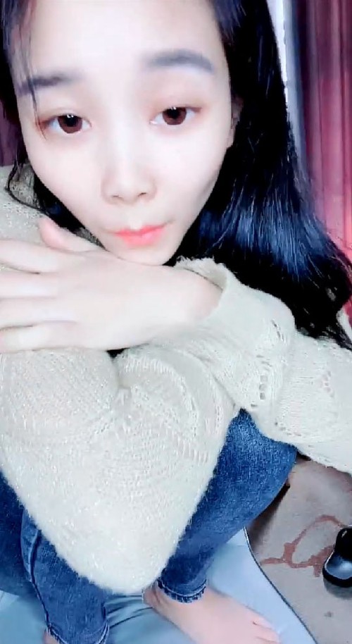 新人大眼睛骚姐姐【颖颖】下海福利，自慰喷水舌吻吃鸡无套啪啪内射，全程露脸性爱很真实1