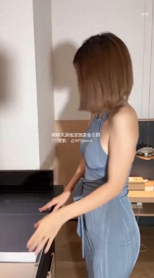 高颜值露脸女神《法式蕾丝内衣》落地窗的房间直接趴在窗上对面大楼的人不知道有有发现我们正在啪啪，看到我这骚货淫荡的模样