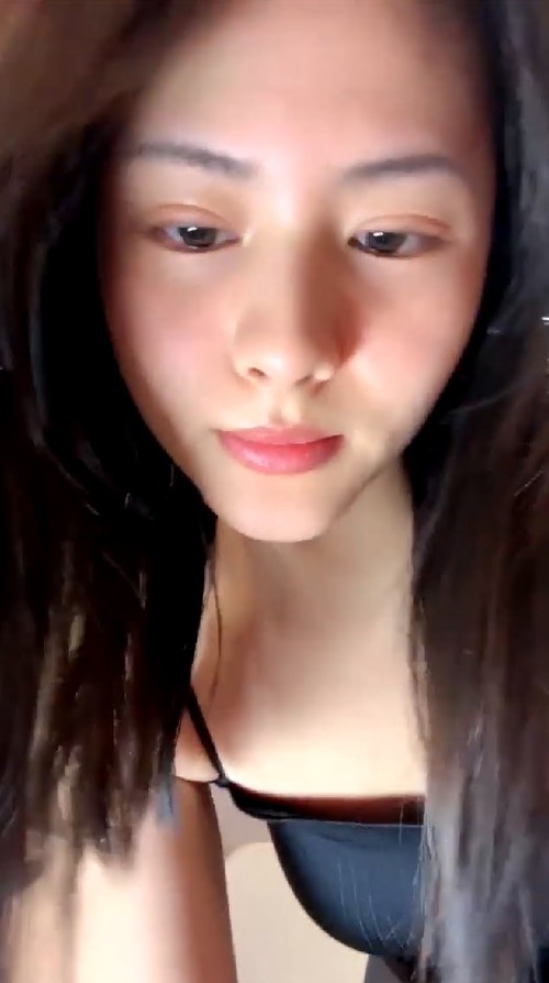 顶级御姐，【开心话梅】，极品小少妇，黑丝情趣装，完美的蝴蝶粉穴，水汪汪皮肤白皙，好诱惑荡妇