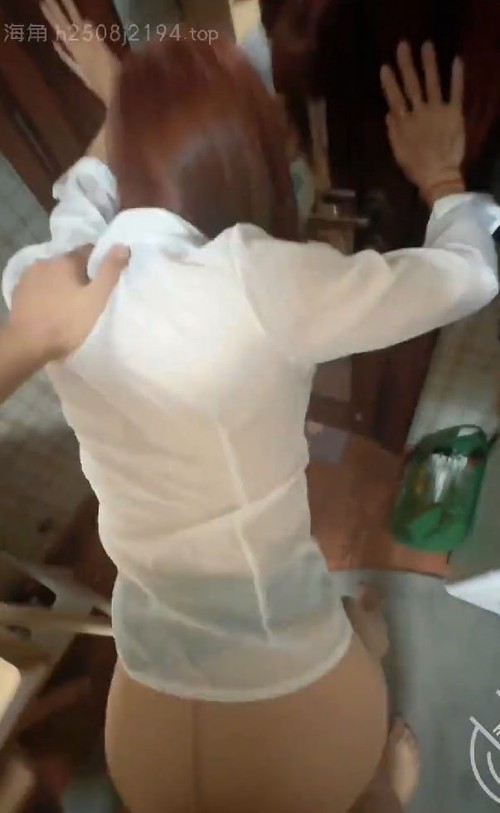 骚逼大喊“爸爸” 为了卖房勾引客户 无内丝袜享受大鸡把侵犯