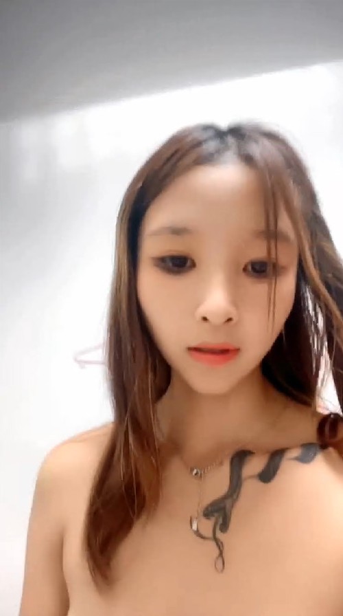 水蛇妖妖跟她的好姐妹镜头前轮番展示，全程露脸揉奶玩逼坐插道具蹂躏骚逼，抠到高潮喷水，淫声荡语不断真骚