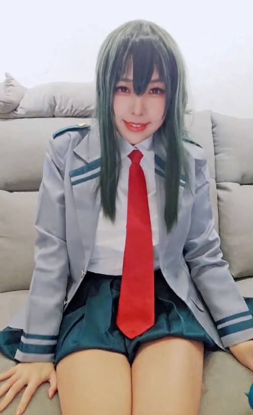 大奶美鲍颜值女模【慕慕Momo】最新作品，JK学生服双机位后入性爱道具自嗨