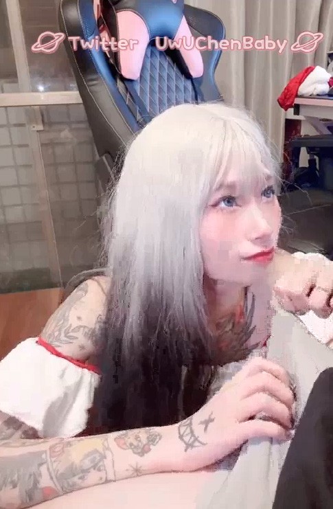 符文战士『阿璃Ahri』吃鸡，兔女郎与粉丝互动自插，后被男友压在身下爆插 1