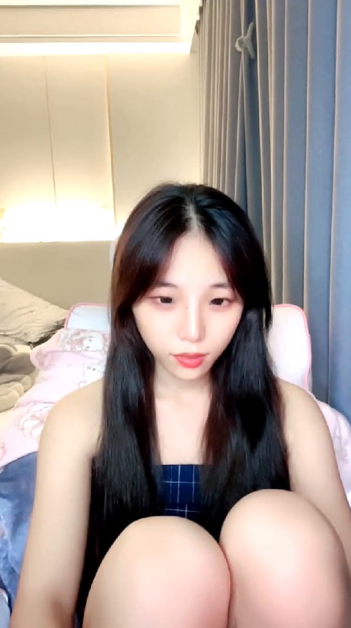 新人校花学妹下海【淋着暴雨喂鸡】最新付费福利，道具手指脸穴同框全方位自慰1