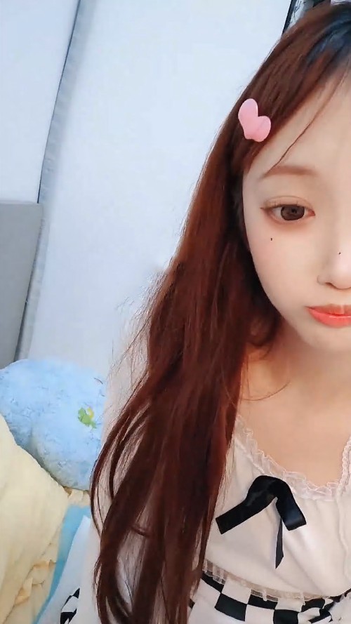 现在的女孩质量都好高，为了这个月房租也是豁出去了，大尺度自慰粉穴！