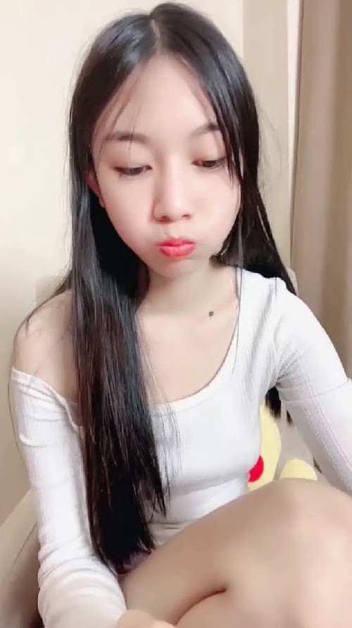 19岁四川小美女，【萱妹妹】，清纯反差，闺房中大尺度自慰，黑丝美腿，小穴白浆直流，呻吟声销魂！