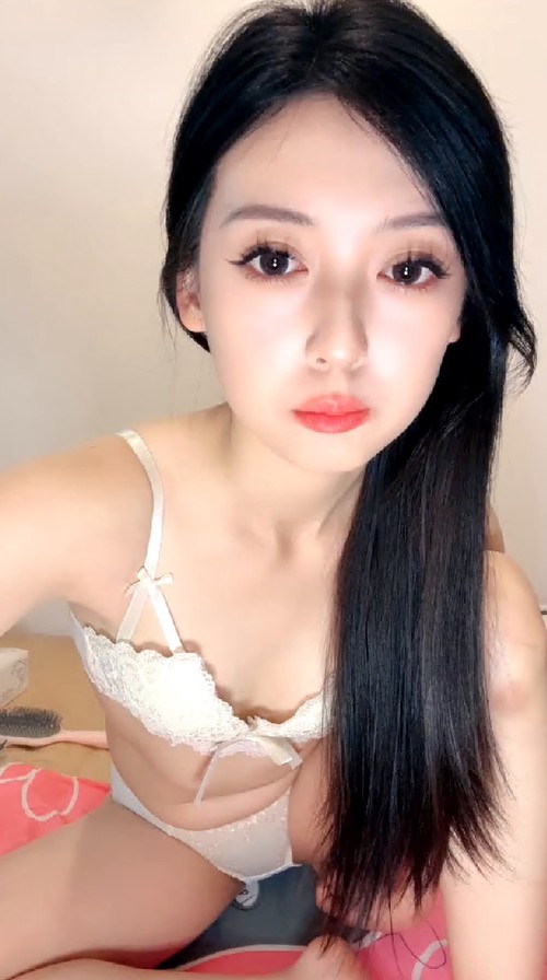 新人下海开始就玩大的，高颜值反差御姐【泡芙】道具狂插，高潮喷水，私处粉嫩诱人，形状很正点1