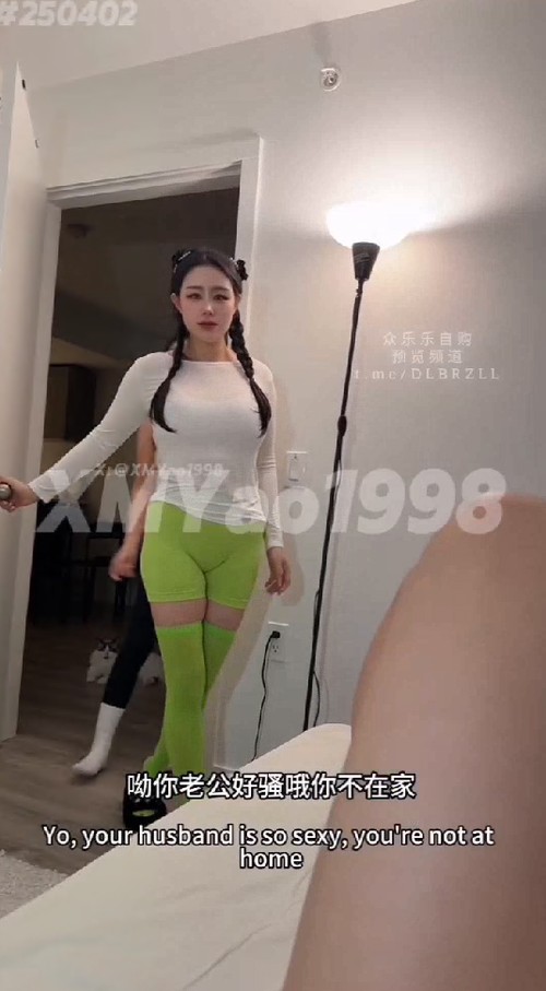 《双重踩踏》新闺蜜首演！闺蜜把老公精液偷偷带出来淋到我的鸡巴上给瑶瑶吃，最后口爆给瑶瑶