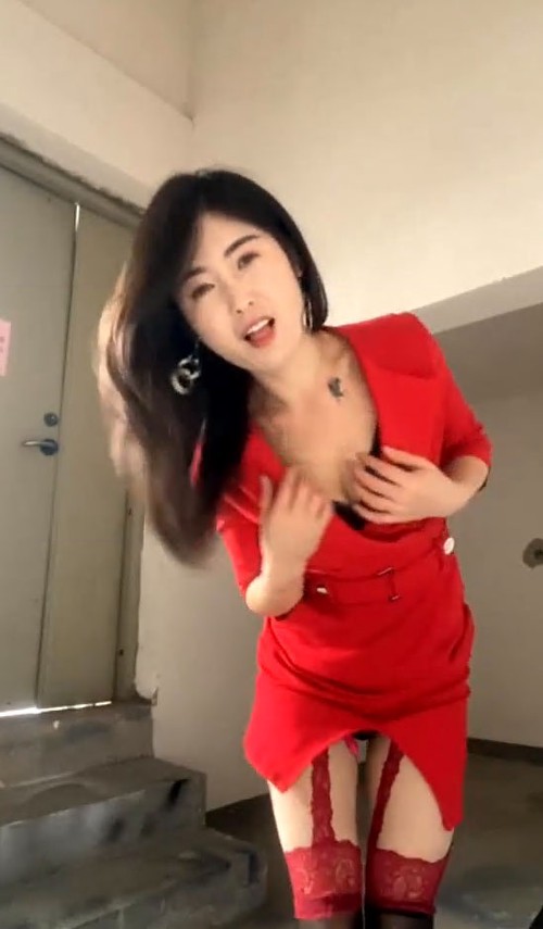 女人味十足，极品白虎熟女【sunny-520】付费②，脸穴同框深情投入，楼道自慰喷水