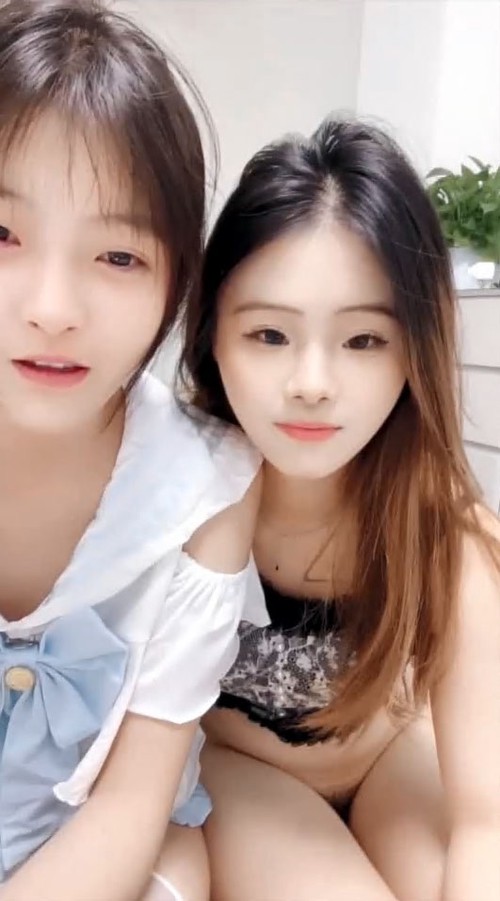 源源带好闺蜜再一次伺候大哥，身材好玩的开，深喉舔弄大鸡巴，让大哥舔逼激情上位嘴里塞大鸡巴各种抽插爆草