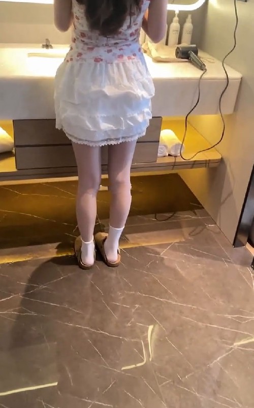 短裙小姐姐这次穿的牛仔裤，袜子依旧是香香的，才读大二，敏感体，直接被操哭5