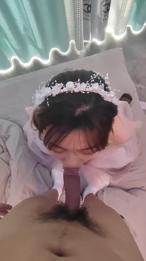 至尊内部半年啪啪，超嫩鲍鱼，露脸，伴娘服装，小少妇很有味道，蜜桃臀无套狂插