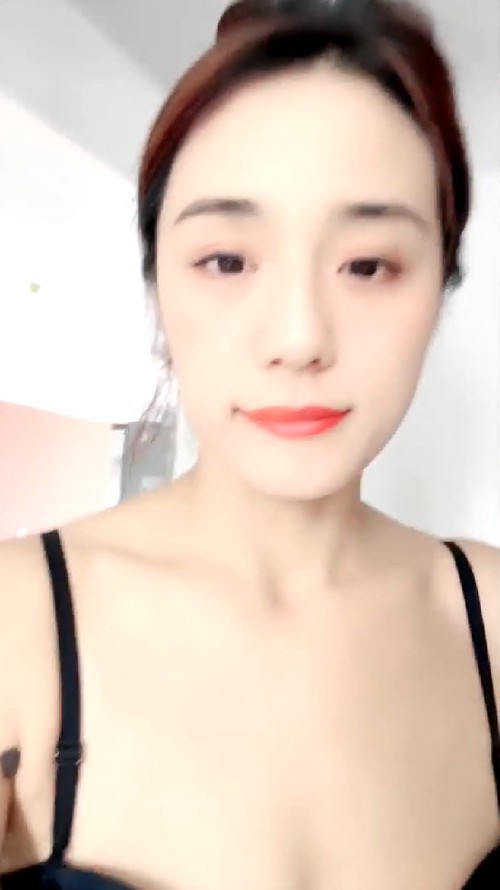 开放阳台全裸自慰喷水爆菊~往楼下尿尿~半透勾引外卖小哥4