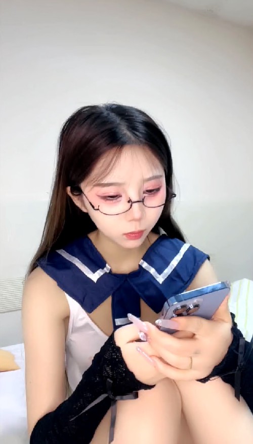 娇小嫩妹性感情趣丝袜足交舌吻4