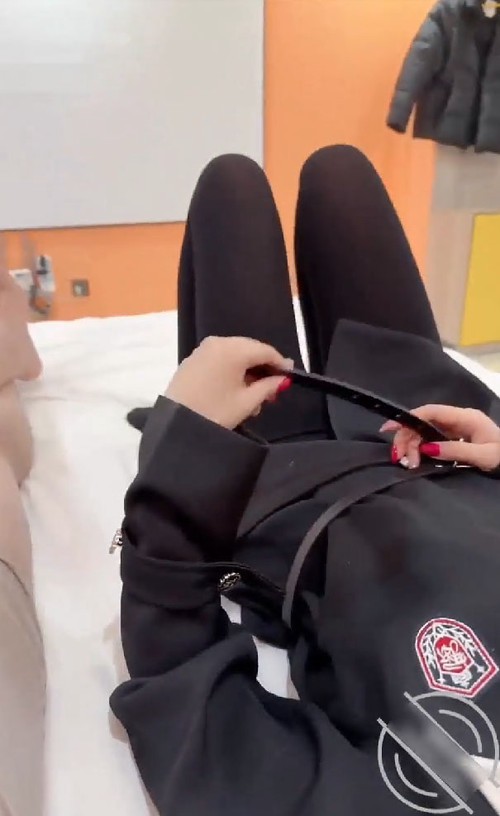 海神拿下婚内出轨被姐夫捉奸在床的姐姐14 爆操骚姐的同时跟看电影的骚姐闺蜜打电话 惹得她边看电影边自慰