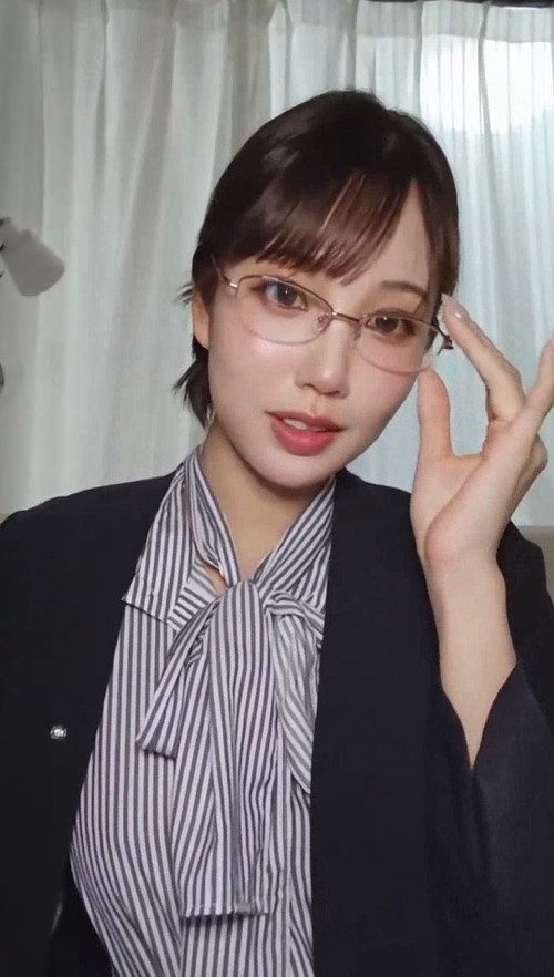 秘书下班道具自慰，性欲强悍舔鸡巴技术超一流