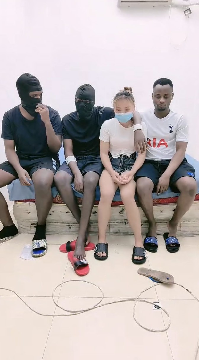 在播放三个黑鬼玩弄两个亚裔小妹，皮肤白皙露脸让黑鬼蹂躏 直播 黑人_坚屏视频