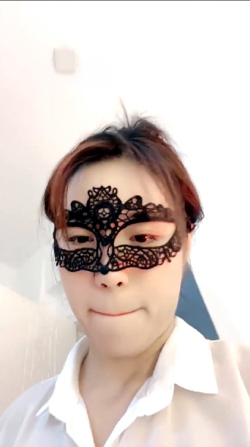 开放阳台全裸自慰喷水爆菊~往楼下尿尿~半透勾引外卖小哥3