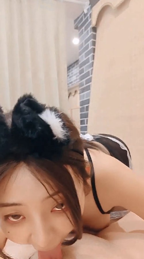 黑丝露脸大肥逼女仆装母狗人妻伺候大哥激情啪啪，口交乳交舔菊花，让大哥吃奶舔逼，激情上位浪叫呻吟不止