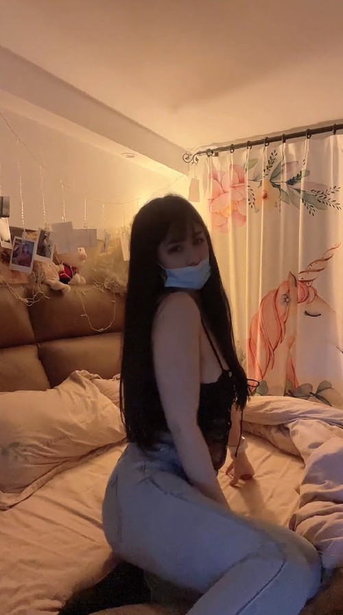 秀人网顶级模特【诗诗kiki】高价定制，皮裤黑丝掰开销魂自慰给你品尝骚水