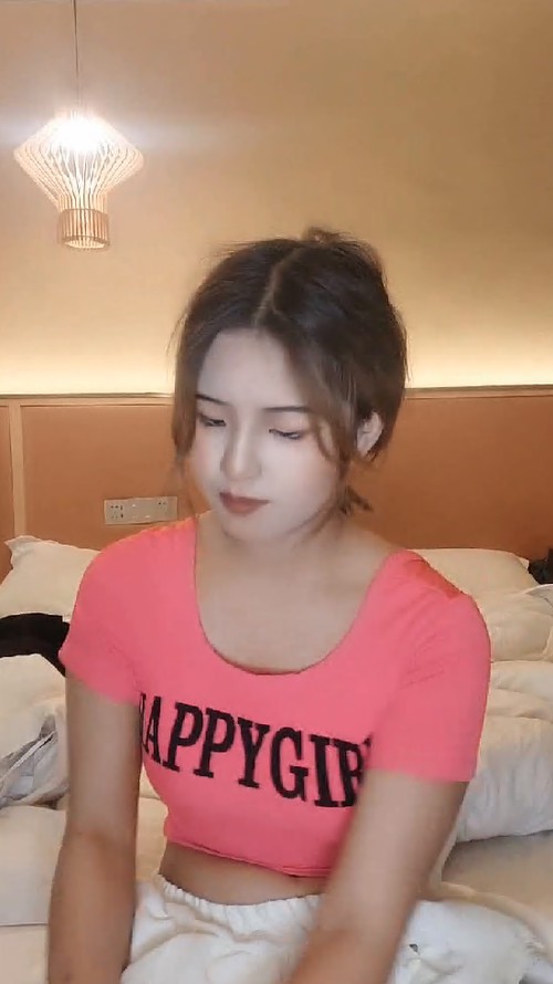 新来的妹子穿上黑丝诱惑狼友撩骚互动全程露脸让小哥揉奶抠逼，深喉大鸡巴无套插入，多体位爆草蹂躏浪叫不止