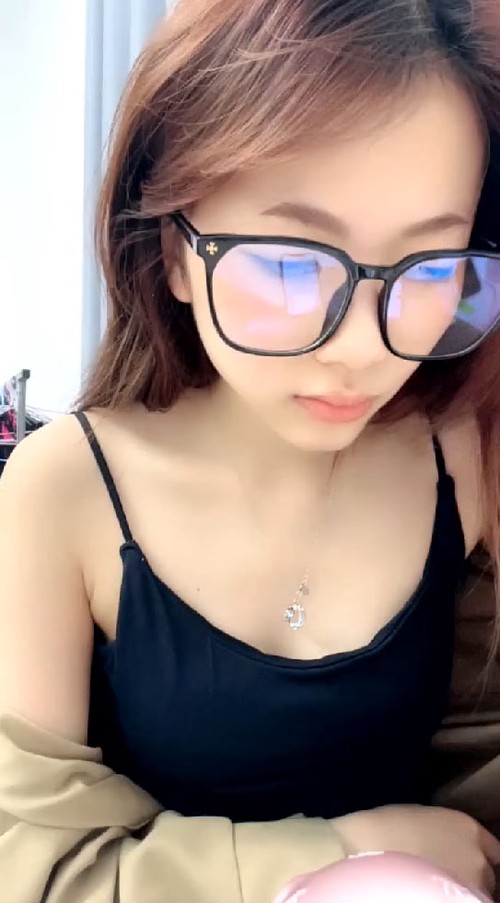 新人女神，标准的白瘦幼，【chen晚晴】，好清纯的一个学生妹，坚守了几天，只脱光了一次，大尺度三点13