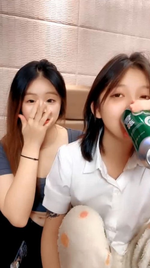 源源带新姐妹让大哥玩双飞，全程露脸高颜值一起舔鸡巴，让大哥揉奶玩逼，站着尿尿多体位轮草抽插，表情好骚