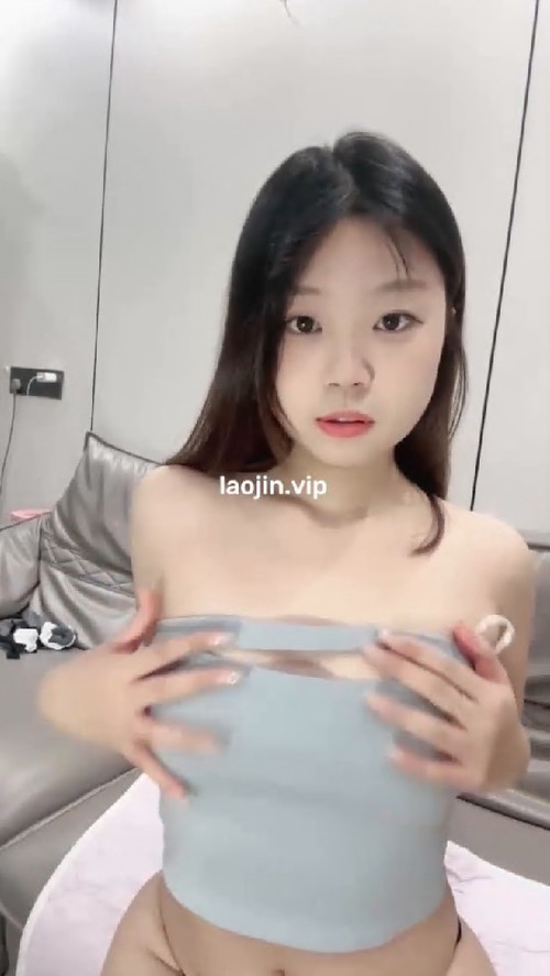 颜值高身材好，纯天然的大白兔太棒了，一点不拘束大尺度全脱！2
