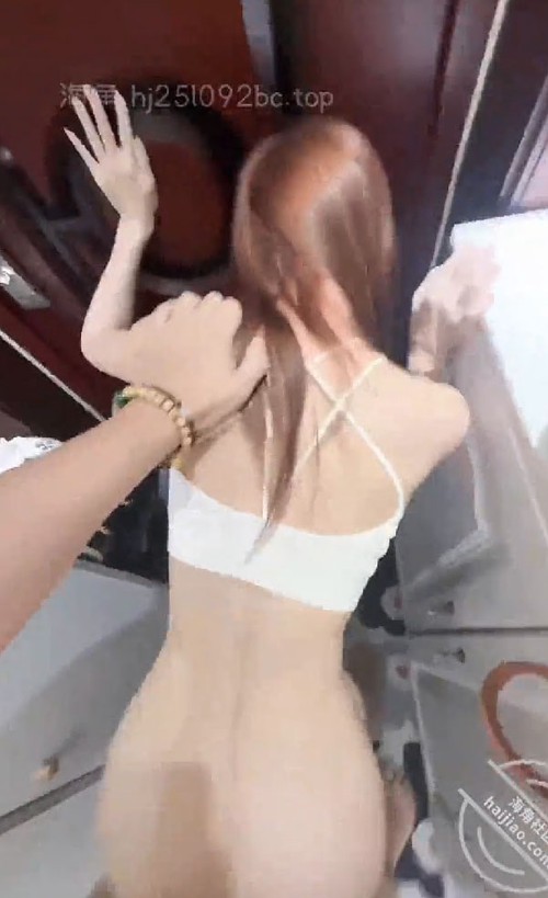 骚逼在被门外强奸 大喊“不要”求饶也没用 被薅着头发猛插到高潮