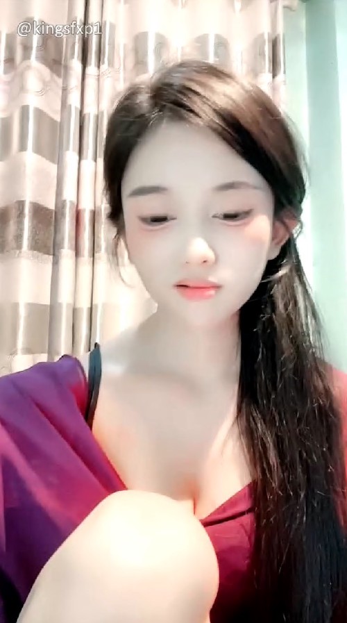 18岁昆明女模 美到炸裂 双乳又圆又挺极品身材全裸 极品大长腿 全裸手指自慰秀