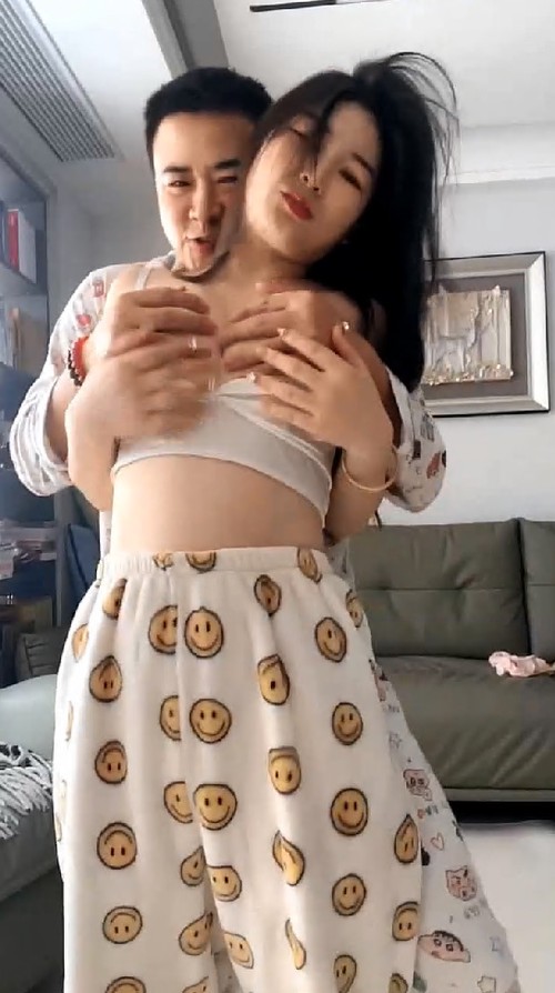 小骚妇跟大哥早起打一炮，全程露脸倒立69舔弄大鸡巴，干了姐姐还想干妹妹，全程露脸撩骚互动淫声荡语不断