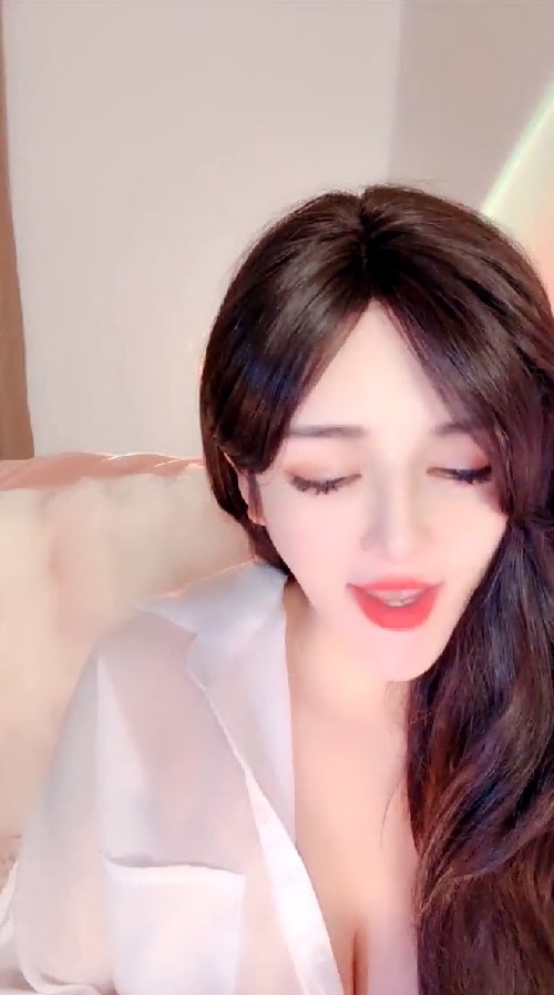 】新人女神明星级别 全身雪白肌肤 真正的巨乳翘臀 逼毛性感粉嫩小穴 蛋蛋自慰流淫水3