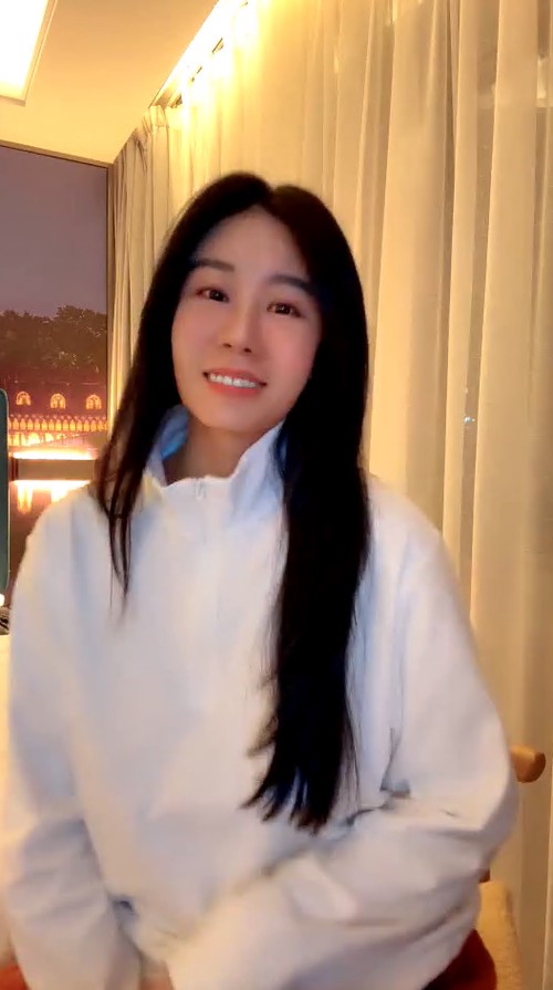 【小碧晨】颜值神似明星脸气质很诱惑 全裸身材秀巨乳骚逼诱人撸爆蛋