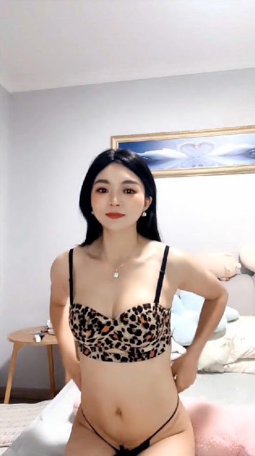 豹纹黑丝小少妇全程露脸伺候大哥激情啪啪，乳交舔大哥乳头，深喉大鸡巴让大哥无套爆草，射在肚子上精彩刺激