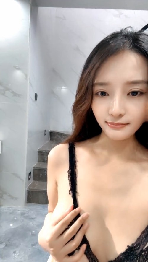 大奶脆脆穿着珍珠内裤诱惑狼友，颜值高身材好在狼友的指挥下脱光光诱惑，道具抽插蹂躏骚穴淫水多多呻吟可射