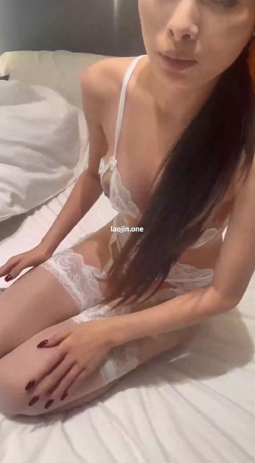 分享超极品丝袜女友，完美露脸，白虎粉穴，还会喷水，黑丝诱惑