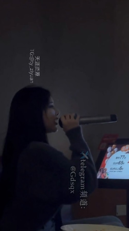 极品天菜约到KTV里唱歌，微醺之后包厢吃屌再带进厕所里肏，最后还吞精了