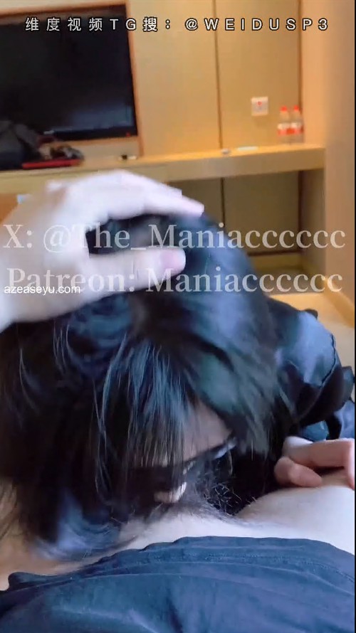 「美女Coser收藏家」福利姬泡良大神「Maniacccccc」第一人称沉静式深喉口交，扯着头发后入抽插