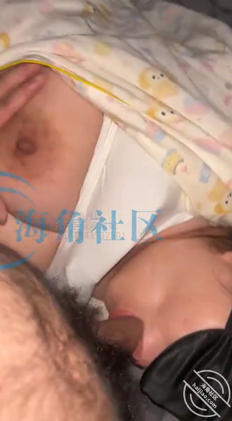 乱伦大神【我的巨乳亲表姐】姐夫在家偷操怀孕四个月的姐姐，差点被姐夫发现，史无前例的刺激