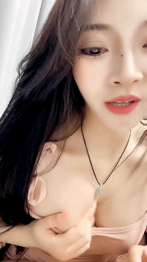 极品小少妇活好不粘人，全程露脸揉奶玩逼看特写勾搭狼友伺候大哥18厘米大鸡巴，深喉口交吸蛋蛋爆草蹂躏刺激