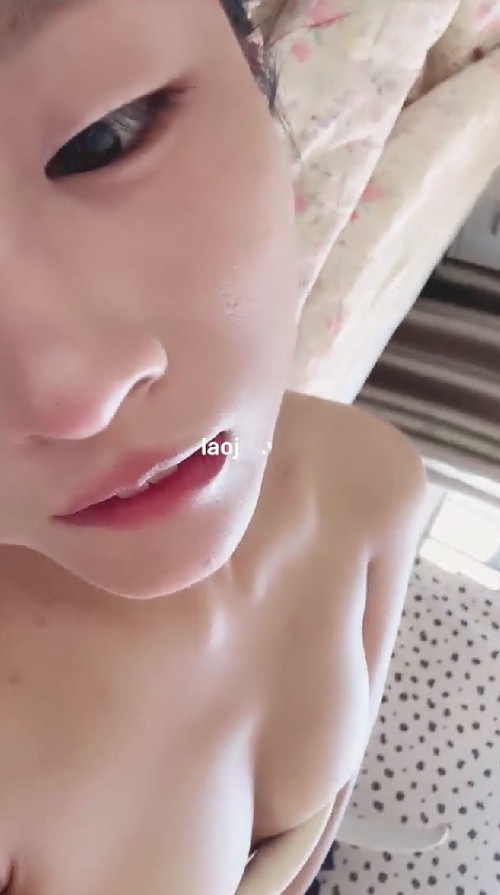 20岁的小姑娘，【月露曦】，短发校花，超级清纯，掰穴自慰，白浆拉丝，尿尿，反差感极强，三点都是粉的