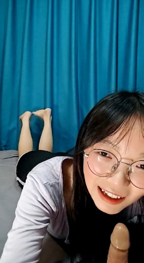 眼镜大学生，超级反差【兔奶】大屁股丝袜，扣穴自慰，满满撸点