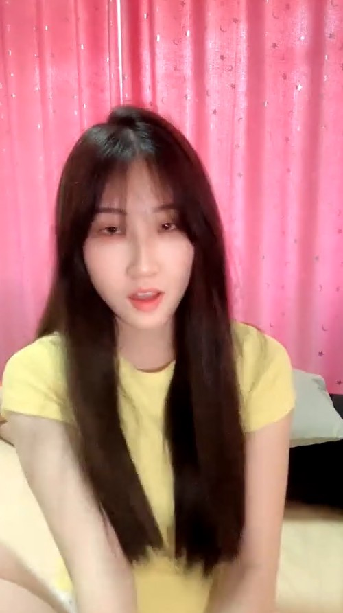 素颜女大学生，【小猫媚烦恼】，标准的冷白皮，这几个月最漂亮的新人，床上和男友肆意啪啪爽炸