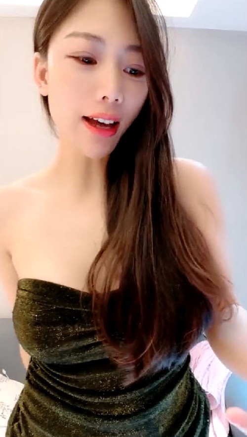 温柔长发波霸女神【晚儿要早睡】最新福利，无懈可击，喷血诱惑，撸管佳品4