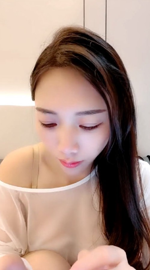 温柔长发波霸女神【晚儿要早睡】最新福利，无懈可击，喷血诱惑，撸管佳品3