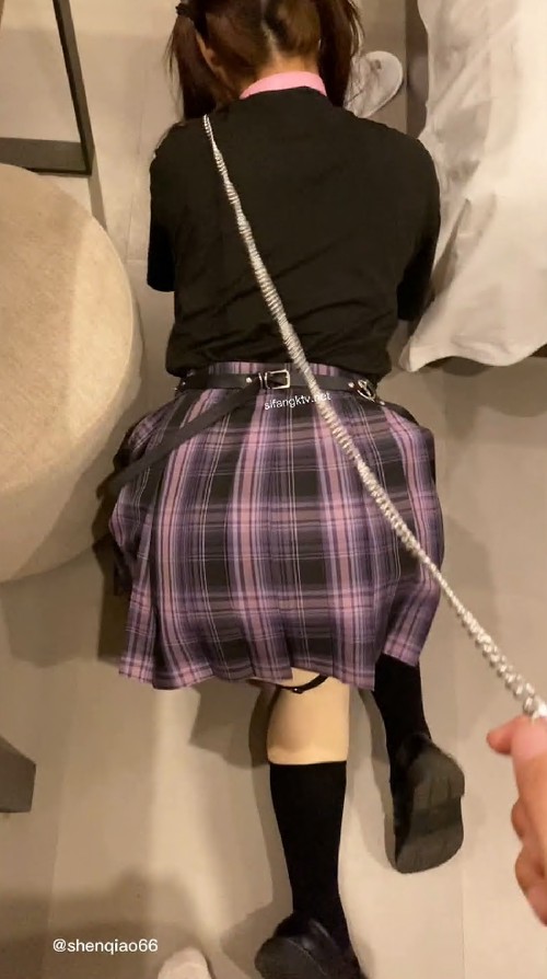 露脸才是王道，02年JK萝莉风小母狗【沈峤大人】付费福利，戴着狗绳给主人卖力口交颜射