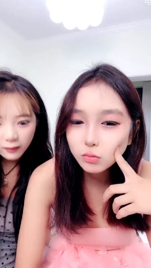 青春嫩妹脱衣裸舞磨豆腐多人运动调教骑乘后入2