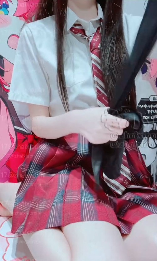 稚嫩白虎美穴甚是诱人，小穴穴想被爸爸精液灌满