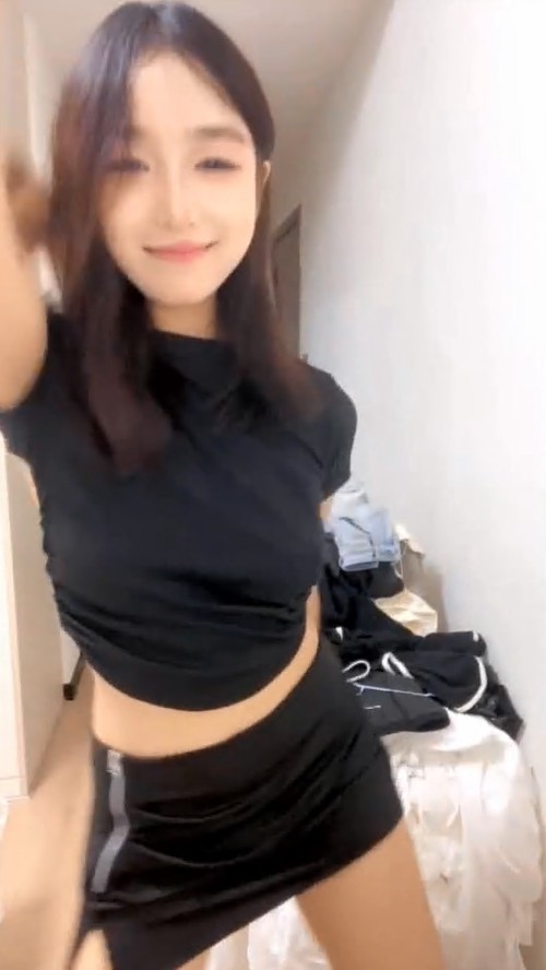 两个美女跟好大哥激情4P直播演绎，火辣激情艳舞淫声荡语听狼友指挥，一起舔弄大鸡巴，多体位爆草抽插好刺激